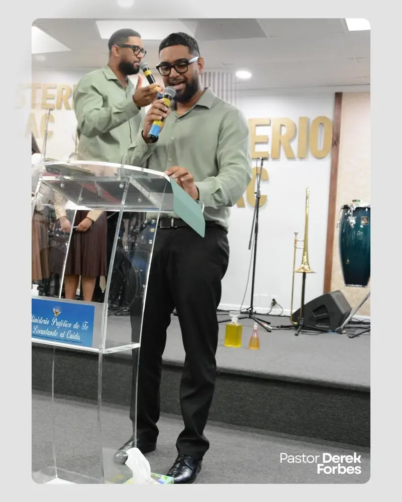 Pastor Derek y Rut Forbes ministrando