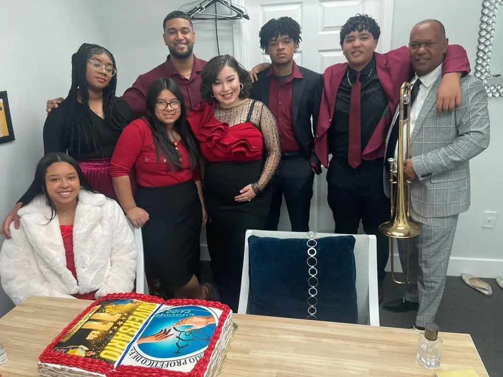 Familia unida en la casa de Dios