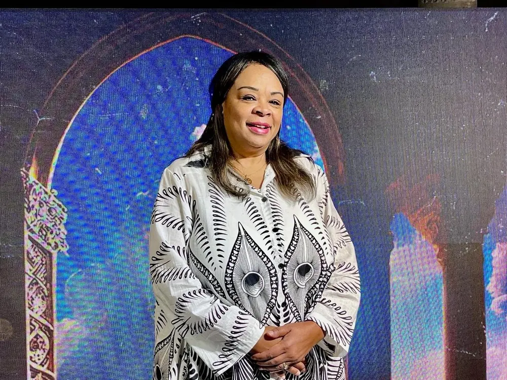 Ministra de la iglesia en un servicio especial