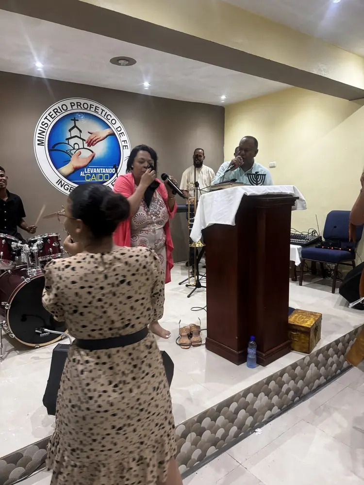 Alabanza en la iglesia hermana de Ingenio Santa Fe
